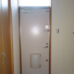 玄関ドアに郵便受けあり