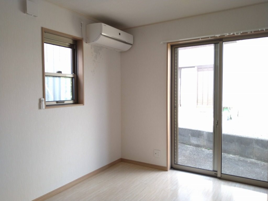 洋室5.5帖はエアコンあり(別の棟の写真)