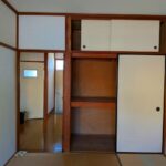 和室収納は中段付きの押入れタイプ