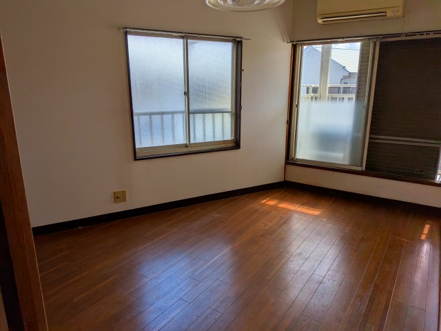 角部屋なので明るい室内