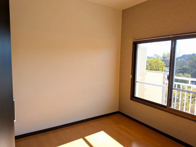 キッチンとなりの洋室