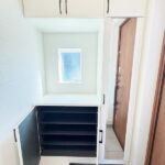 家族全員の靴を収納出来、暖かな日差しが差し込み収納豊富な玄関です。(玄関)