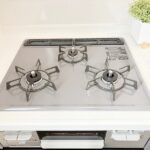 コンロで料理も捗りますね。広々としたシンクで、キッチンスペースは、ゆとりの広さを確保!お子様の様子を見守りながら家事ができます!(キッチン) コンロで料理も捗りますね。広々としたシンクで、キッチンスペースは、ゆとりの広さを確保!お子様の様子を見守りながら家事ができます!(キッチン)