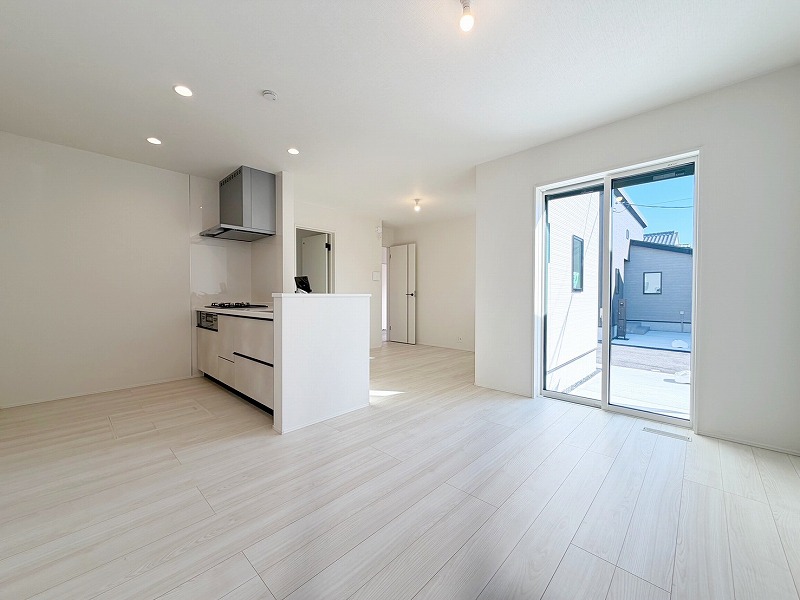 広々としたLDK。スマートで無駄なく高いデザイン性、空間を生かした機能性がそろったこだわり設計。物件の魅力は新築の「新しさ」だけではありません。素敵な暮らしができるよう考えられた住宅です。