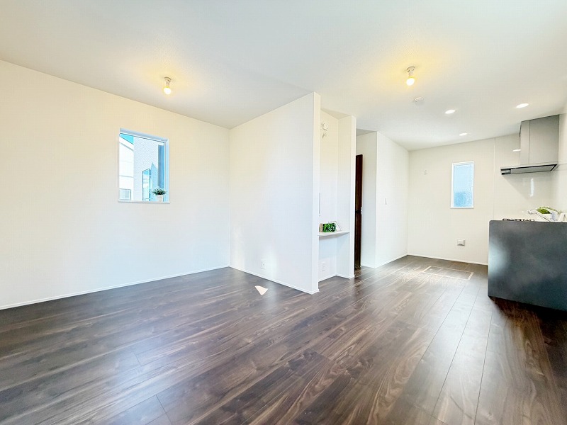 一日の中で多くの時間を過すことになるリビングダイニングだからこそ、いつも穏やかな空間であることが必然。爽やかな通風と採光を存分に感じる事が出来る空間です。