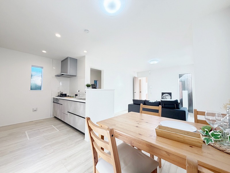 『LDKは家族だんらんをデザイン』広いLDKでは家族が集まり、一緒の時間がすごせる工夫がされております。日常の当たり前のひとコマがいつか一生の宝物になります。