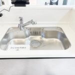 手元の収納から、足元の収納までが全てスライド式で、奥のスペースまで有効に活用できます。奥まで上から見渡せるので、たまにしか使わない調理器具もサッと取出せます。(キッチン) 手元の収納から、足元の収納までが全てスライド式で、奥のスペースまで有効に活用できます。奥まで上から見渡せるので、たまにしか使わない調理器具もサッと取出せます。(キッチン)