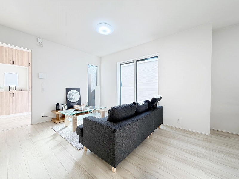 広々としたLDK。スマートで無駄なく高いデザイン性、空間を生かした機能性がそろったこだわり設計。物件の魅力は新築の「新しさ」だけではありません。素敵な暮らしができるよう考えられた住宅です。