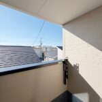 頬をなでる優しい風を感じることが出来るバルコニー。つい深呼吸をしたくなる気持ちの良い眺望はこのお部屋の自慢です。洗濯物を干すスペースとしても十分な広さがあります。(内装)