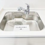 手元の収納から、足元の収納までが全てスライド式で、奥のスペースまで有効に活用できます。奥まで上から見渡せるので、たまにしか使わない調理器具もサッと取出せます。(キッチン)