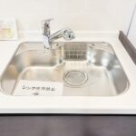 手元の収納から、足元の収納までが全てスライド式で、奥のスペースまで有効に活用できます。奥まで上から見渡せるので、たまにしか使わない調理器具もサッと取出せます。(キッチン) 手元の収納から、足元の収納までが全てスライド式で、奥のスペースまで有効に活用できます。奥まで上から見渡せるので、たまにしか使わない調理器具もサッと取出せます。(キッチン)