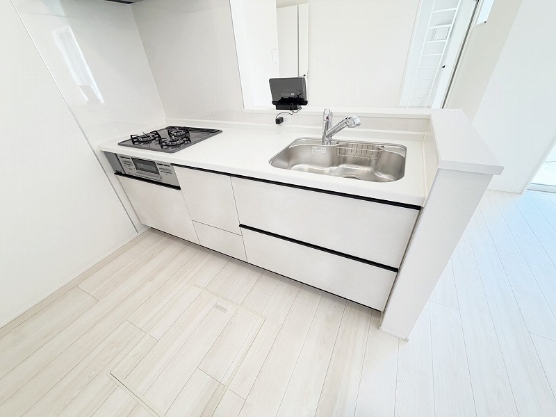 「立ち上がり」が広くとられたキッチン。作業スペースの確保からお料理の受け渡しまでらくらくです。お料理のできる過程がリビングからも分かり、食器準備やお片付けもご家族でみんなでできます。