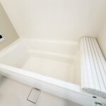 『一日の疲れを落としてくれる場所は、一番落ち着く場所でなければならない』 高級感溢れるカラーと大きさで構成された半身浴も楽しめるバスタブが日々の疲れを癒し、心地よさをもたらします。(風呂) 『一日の疲れを落としてくれる場所は、一番落ち着く場所でなければならない』 高級感溢れるカラーと大きさで構成された半身浴も楽しめるバスタブが日々の疲れを癒し、心地よさをもたらします。(風呂)