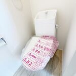 トイレはウォシュレット機能付きの最新タイプ。来客やご友人も使うので、いつも清潔を保てるように配慮しなければならない場所。見た目から清潔感あるホワイトを基調にデザインされました。(内装)