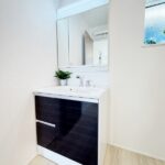 洗面台には三面鏡タイプを採用。身だしなみを整えやすい事はもちろんですが、鏡の後ろに収納スペースを設ける事により、散らかりやすい洗面スペースをすっきりさせる事が出来るのも嬉しいですね。(内装)