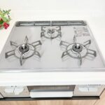 コンロで料理も捗りますね。広々としたシンクで、キッチンスペースは、ゆとりの広さを確保！お子様の様子を見守りながら家事ができます！(内装)