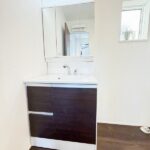 洗面台には三面鏡タイプを採用。身だしなみを整えやすい事はもちろんですが、鏡の後ろに収納スペースを設ける事により、散らかりやすい洗面スペースをすっきりさせる事が出来るのも嬉しいですね。(内装) 洗面台には三面鏡タイプを採用。身だしなみを整えやすい事はもちろんですが、鏡の後ろに収納スペースを設ける事により、散らかりやすい洗面スペースをすっきりさせる事が出来るのも嬉しいですね。(内装)