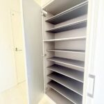 家族全員の靴を収納出来、暖かな日差しが差し込み収納豊富な玄関です。(内装) 家族全員の靴を収納出来、暖かな日差しが差し込み収納豊富な玄関です。(内装)