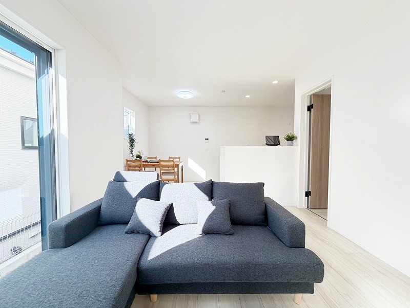 明るく開放的な空間が広がるリビングダイニング。室内には豊かな陽光が注ぎ込み、爽やかな住空間を演出。ホームパーティーでもゲストと一緒に料理を楽しみながら楽しい時間を過ごせそう。