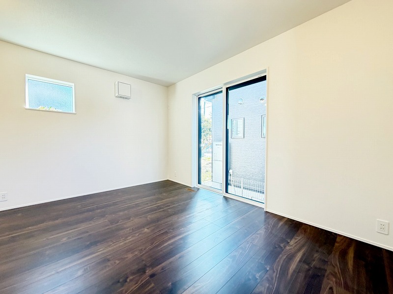 明るく開放的な空間が広がるリビングダイニング。室内には豊かな陽光が注ぎ込み、爽やかな住空間を演出。ホームパーティーでもゲストと一緒に料理を楽しみながら楽しい時間を過ごせそう。