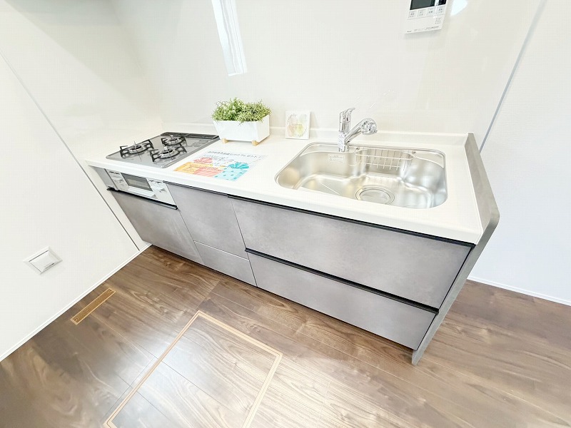 「立ち上がり」が広くとられたキッチン。作業スペースの確保からお料理の受け渡しまでらくらくです。お料理のできる過程がリビングからも分かり、食器準備やお片付けもご家族でみんなでできます。