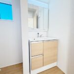 洗面台には三面鏡タイプを採用。身だしなみを整えやすい事はもちろんですが、鏡の後ろに収納スペースを設ける事により、散らかりやすい洗面スペースをすっきりさせる事が出来るのも嬉しいですね。(内装)