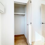 お子様と遊んだりと様々な用途に合わせて使うことができる洋室です。日当たり良好な居室で、風通しも良好です。(内装)