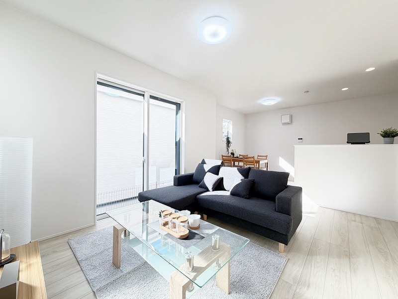 一日の中で多くの時間を過すことになるリビングダイニングだからこそ、いつも穏やかな空間であることが必然。爽やかな通風と採光を存分に感じる事が出来る空間です。