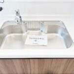 手元の収納から、足元の収納までが全てスライド式で、奥のスペースまで有効に活用できます。奥まで上から見渡せるので、たまにしか使わない調理器具もサッと取出せます。(内装)