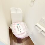 トイレはウォシュレット機能付きの最新タイプ。来客やご友人も使うので、いつも清潔を保てるように配慮しなければならない場所。見た目から清潔感あるホワイトを基調にデザインされました。(内装) トイレはウォシュレット機能付きの最新タイプ。来客やご友人も使うので、いつも清潔を保てるように配慮しなければならない場所。見た目から清潔感あるホワイトを基調にデザインされました。(内装)
