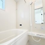 癒しの空間バスルームです。天気に左右されずに洗濯物を乾かせる、浴室乾燥機＆オートバス機能付きです。一日の疲れをお風呂で癒してください。(風呂)