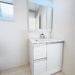 洗面台には三面鏡タイプを採用。身だしなみを整えやすい事はもちろんですが、鏡の後ろに収納スペースを設ける事により、散らかりやすい洗面スペースをすっきりさせる事が出来るのも嬉しいですね。(内装) 洗面台には三面鏡タイプを採用。身だしなみを整えやすい事はもちろんですが、鏡の後ろに収納スペースを設ける事により、散らかりやすい洗面スペースをすっきりさせる事が出来るのも嬉しいですね。(内装)