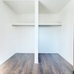 各居室にはクローゼットを完備し、家具の配置にも困らない設計がされています。採光と通風のバランスがほどよく絶妙です。(周辺) 各居室にはクローゼットを完備し、家具の配置にも困らない設計がされています。採光と通風のバランスがほどよく絶妙です。(周辺)