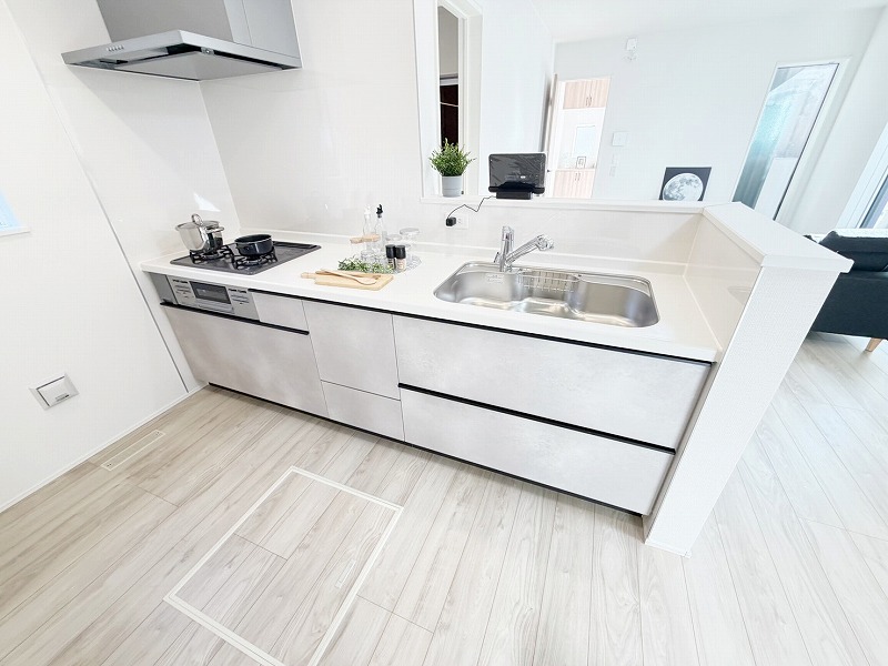 「立ち上がり」が広くとられたキッチン。作業スペースの確保からお料理の受け渡しまでらくらくです。お料理のできる過程がリビングからも分かり、食器準備やお片付けもご家族でみんなでできます。