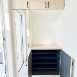 家族全員の靴を収納出来、暖かな日差しが差し込み収納豊富な玄関です。(内装)