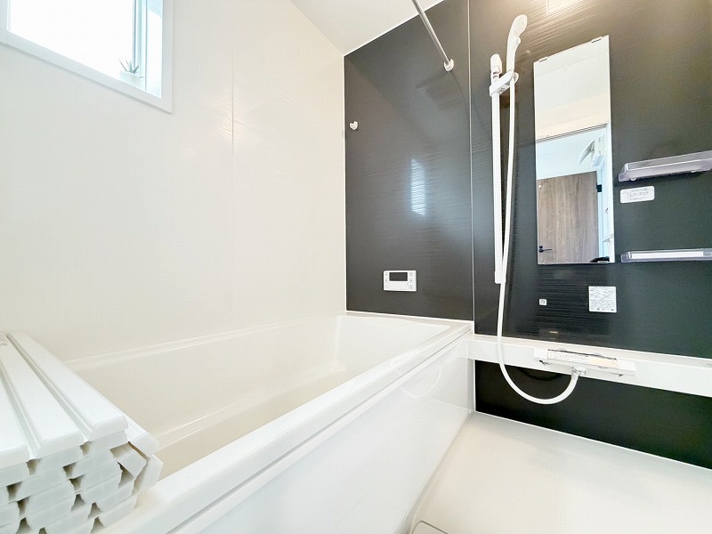 『一日の疲れを落としてくれる場所は、一番落ち着く場所でなければならない』 高級感溢れるカラーと大きさで構成された半身浴も楽しめるバスタブが日々の疲れを癒し、心地よさをもたらします。