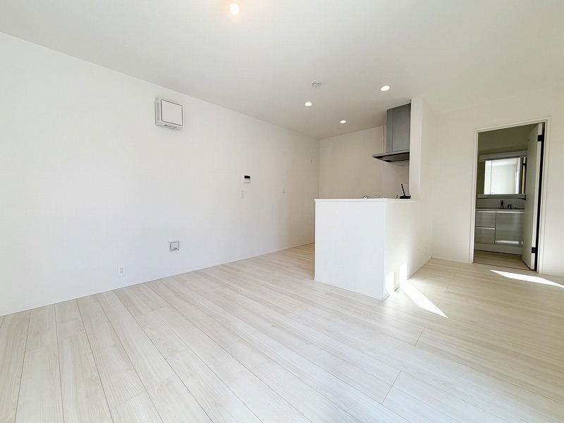 一日の中で多くの時間を過すことになるリビングダイニングだからこそ、いつも穏やかな空間であることが必然。爽やかな通風と採光を存分に感じる事が出来る空間です。