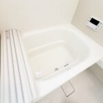 『一日の疲れを落としてくれる場所は、一番落ち着く場所でなければならない』　 高級感溢れるカラーと大きさで構成された半身浴も楽しめるバスタブが日々の疲れを癒し、心地よさをもたらします。(風呂)