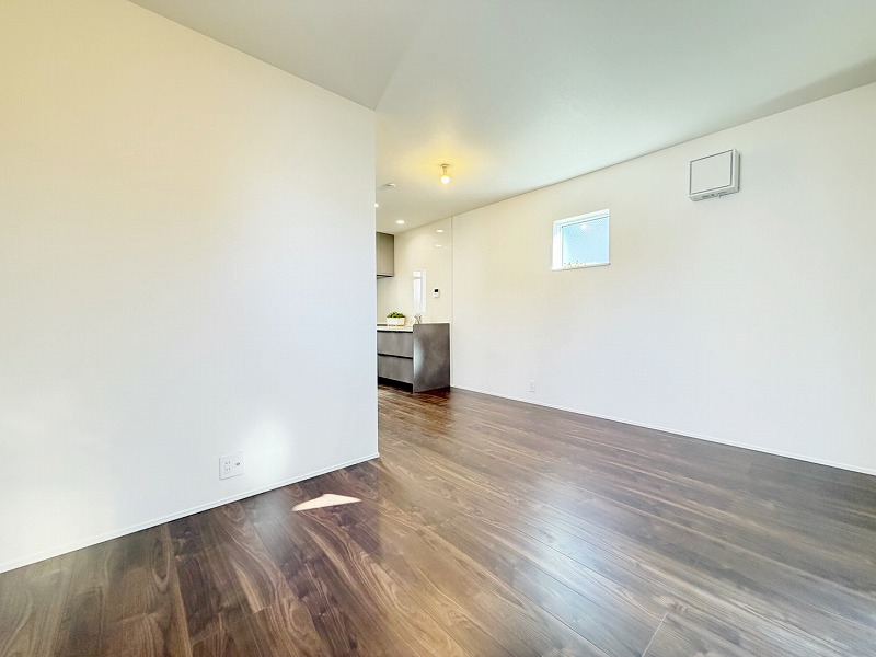 広々としたLDK。スマートで無駄なく高いデザイン性、空間を生かした機能性がそろったこだわり設計。物件の魅力は新築の「新しさ」だけではありません。素敵な暮らしができるよう考えられた住宅です。