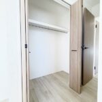 各居室にはクローゼットを完備し、家具の配置にも困らない設計がされています。採光と通風のバランスがほどよく絶妙です。(内装) 各居室にはクローゼットを完備し、家具の配置にも困らない設計がされています。採光と通風のバランスがほどよく絶妙です。(内装)