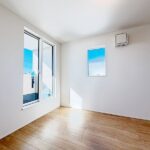 趣味を楽しんだり、お子様と遊んだりと様々な用途に合わせて使うことができる洋室です。お部屋自体もとっても明るいのは魅力的な点の一つですね！(内装)