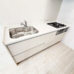 「立ち上がり」が広くとられたキッチン。作業スペースの確保からお料理の受け渡しまでらくらくです。お料理のできる過程がリビングからも分かり、食器準備やお片付けもご家族でみんなでできます。(キッチン)