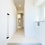 『ただいま！』『おかえり♪』。新居で交わす家族同士の何気ないやり取りがただ何となく嬉しいんです。自分のお家を手に入れた事の喜びが感じられるお客様からの素敵なエピソードです。(玄関)