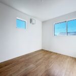 各居室にはクローゼットを完備し、家具の配置にも困らない設計がされています。採光と通風のバランスがほどよく絶妙です。(内装)