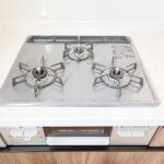 コンロで料理も捗りますね。広々としたシンクで、キッチンスペースは、ゆとりの広さを確保！お子様の様子を見守りながら家事ができます！(内装)