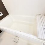 『一日の疲れを落としてくれる場所は、一番落ち着く場所でなければならない』　 高級感溢れるカラーと大きさで構成された半身浴も楽しめるバスタブが日々の疲れを癒し、心地よさをもたらします。(風呂)