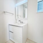 洗面台には三面鏡タイプを採用。身だしなみを整えやすい事はもちろんですが、鏡の後ろに収納スペースを設ける事により、散らかりやすい洗面スペースをすっきりさせる事が出来るのも嬉しいですね。(内装)