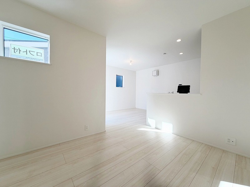 明るく開放的な空間が広がるリビングダイニング。室内には豊かな陽光が注ぎ込み、爽やかな住空間を演出。ホームパーティーでもゲストと一緒に料理を楽しみながら楽しい時間を過ごせそう。