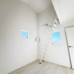 趣味を楽しんだり、お子様と遊んだりと様々な用途に合わせて使うことができる洋室です。お部屋自体もとっても明るいのは魅力的な点の一つですね!(内装) 趣味を楽しんだり、お子様と遊んだりと様々な用途に合わせて使うことができる洋室です。お部屋自体もとっても明るいのは魅力的な点の一つですね!(内装)