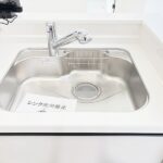 手元の収納から、足元の収納までが全てスライド式で、奥のスペースまで有効に活用できます。奥まで上から見渡せるので、たまにしか使わない調理器具もサッと取出せます。(キッチン) 手元の収納から、足元の収納までが全てスライド式で、奥のスペースまで有効に活用できます。奥まで上から見渡せるので、たまにしか使わない調理器具もサッと取出せます。(キッチン)